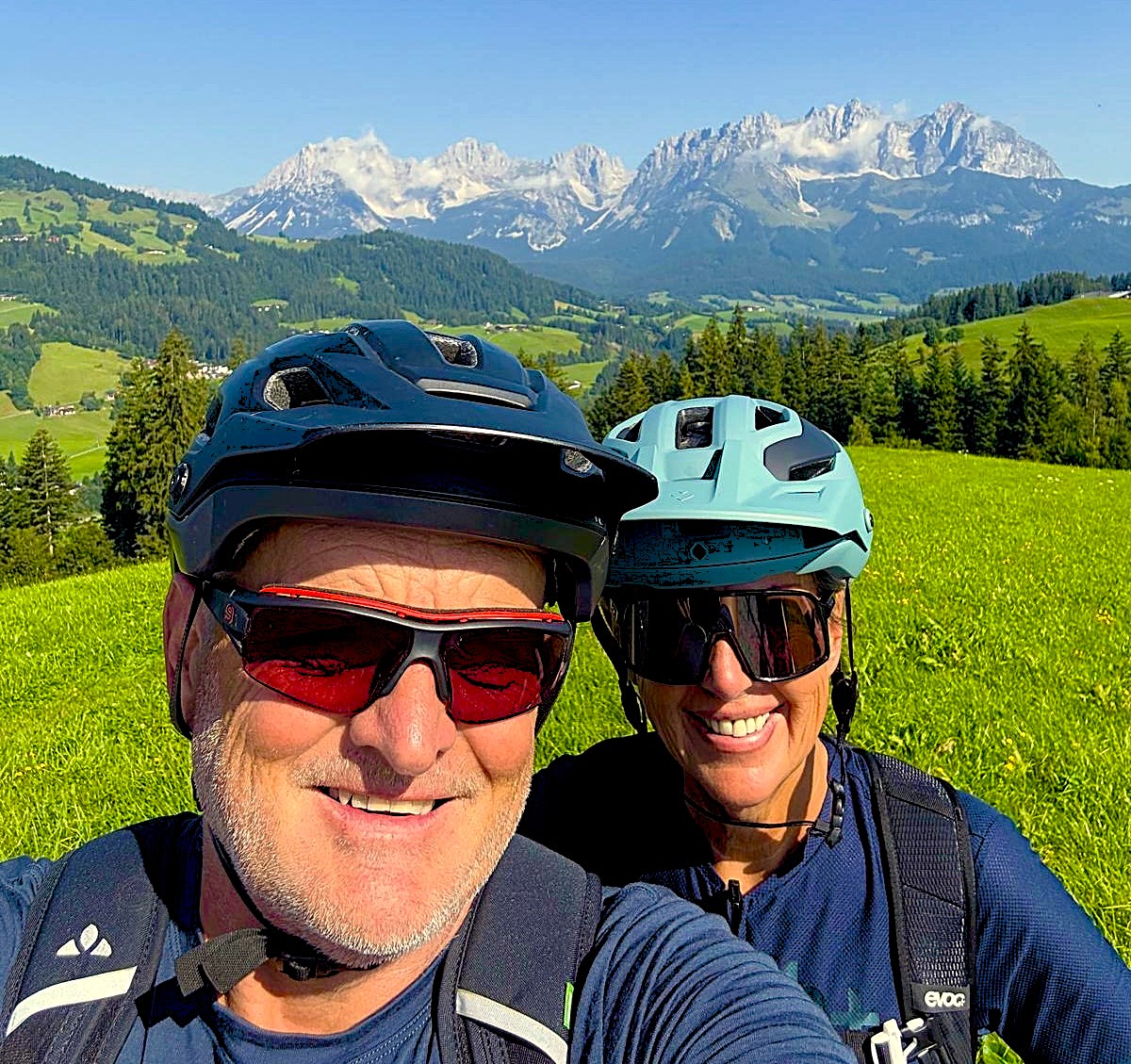Ewald Aigner und Claudia Aigner BestAger.fit vor dem Wilden Kaisergebirge in den Kitzbühler Alpen auf E-Bike Tour