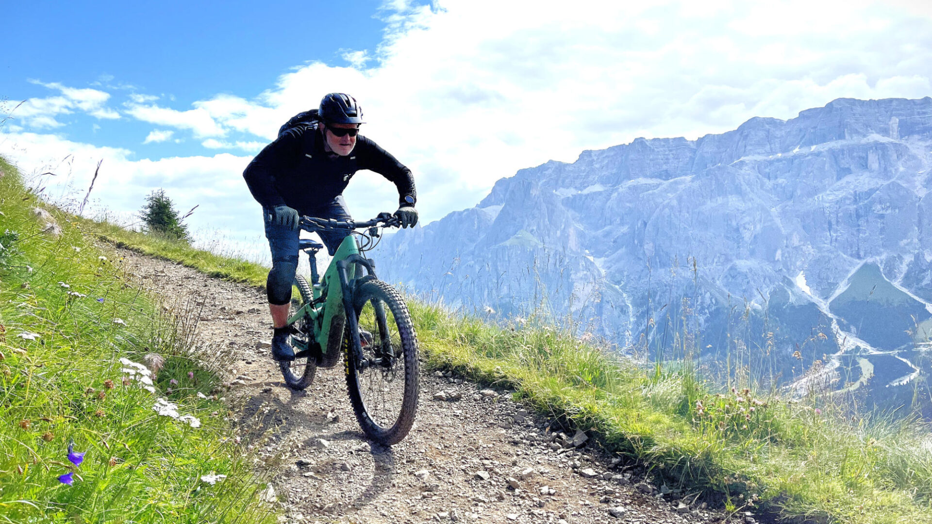 Ewald A. Aigner - E-MTB Tour am Trail in den Dolomiten vor dem Sellastock