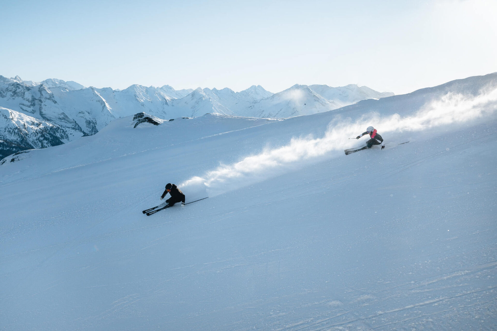 Skifahrer und -innen in den Tiroler Alpen